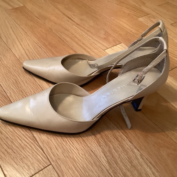 Leather nude heels, vintage, size 6 but fits bigger - Picture 7 of 13
